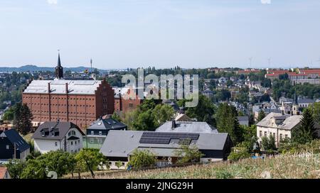 11. August 2022, Sachsen, Stollberg: Die Burg Hoheneck ragt prominent zwischen den Dächern der Stadt Stollberg auf. Dort befand sich einst das größte Frauengefängnis der DDR. 2023 soll hier ein Denkmal für das ehemalige Frauengefängnis eröffnet werden. Die Kosten für die aktuellen Pläne werden auf 27 Millionen Euro geschätzt, davon werden fast 19 Millionen Euro aus der Stadtentwicklungsförderung kommen. Die Stadt Stollberg, die rund 11.500 Einwohner hat und an der Autobahn 72 liegt, hat einige Beispiele dafür, wie Millionen von Euro an Bundes- und Landesmitteln für die Schaffung neuer Gebäude oder Ren verwendet wurden Stockfoto