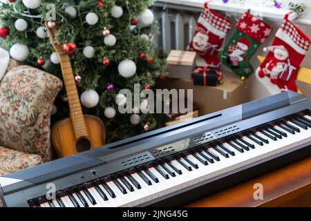 Neujahrskomposition auf einem musikalischen Synthesizer. Lichter einer Girlande. Frohe Weihnachten Grußkarte. Frohes Neues Jahr Stockfoto