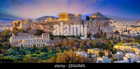 Blick auf die Ruinen des Parthenon-Tempels und die Stadt Athen, Akropolis bei Sonnenuntergang, UNESCO-Weltkulturerbe, Athen, Griechenland, Europa Stockfoto