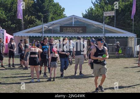 Catton Park, Großbritannien. 11. August 2022. Erste Menschenmengen beim Bloodstock Open Air Festival durch die Tore. Kredit: Will Tudor/Alamy Live Nachrichten Stockfoto