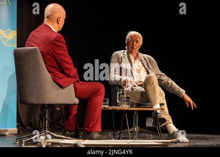 Edinburgh, Großbritannien. 11. August 2022 im Bild: Der Lyriker und Autor Sir Tim Rire wird vom LBC-Autor Iain Dale beim Edinburgh Fringe Festival im Rahmen der Interviewreihe All Talk des Senders interviewt. Kredit: Rich Dyson/ Stockfoto