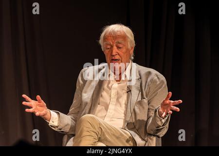 Edinburgh, Großbritannien. 11. August 2022 im Bild: Der Lyriker und Autor Sir Tim Rire wird vom LBC-Autor Iain Dale beim Edinburgh Fringe Festival im Rahmen der Interviewreihe All Talk des Senders interviewt. Kredit: Rich Dyson/ Stockfoto