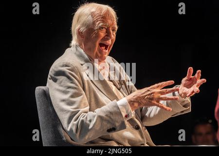 Edinburgh, Großbritannien. 11. August 2022 im Bild: Der Lyriker und Autor Sir Tim Rire wird vom LBC-Autor Iain Dale beim Edinburgh Fringe Festival im Rahmen der Interviewreihe All Talk des Senders interviewt. Kredit: Rich Dyson/ Stockfoto