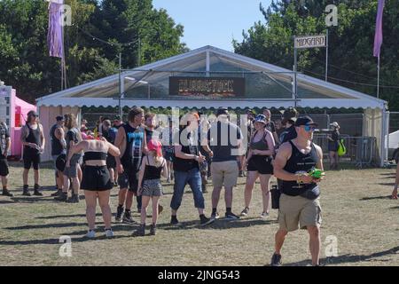 Catton Park, Großbritannien. 11. August 2022. Erste Menschenmengen beim Bloodstock Open Air Festival durch die Tore. Kredit: Will Tudor/Alamy Live Nachrichten Stockfoto