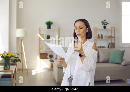 Frau, die eine geschäftsbezogene Sprachnachricht aufzeichnet oder über einen Lautsprecher auf ihrem Mobiltelefon spricht Stockfoto