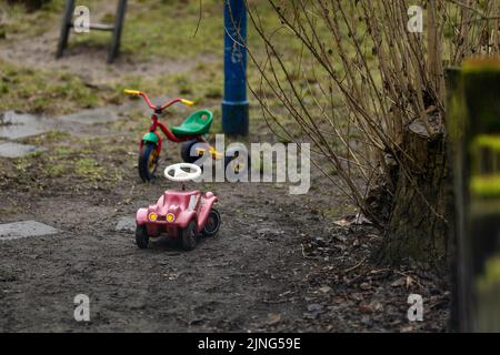 Berlin, Deutschland. 03.. Februar 2022. Ein bobby-Auto und ein Dreirad auf einem leeren Spielplatz in Berlin, Deutschland, 3. Februar 2022. Kredit: dpa/Alamy Live Nachrichten Stockfoto