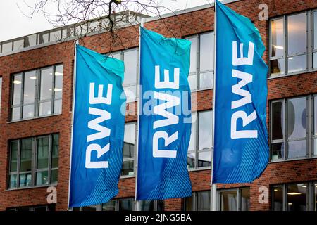Meal, Deutschland. 04.. Februar 2022. Flaggen der Firma RWE am Firmensitz in Essen, 4.. Februar 2022. Kredit: dpa/Alamy Live Nachrichten Stockfoto