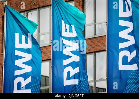 Meal, Deutschland. 04.. Februar 2022. Flaggen der Firma RWE am Firmensitz in Essen, 4.. Februar 2022. Kredit: dpa/Alamy Live Nachrichten Stockfoto