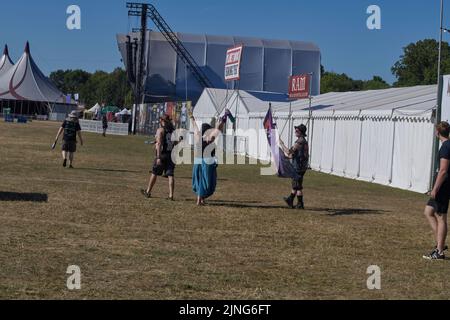 Catton Park, Großbritannien. 11. August 2022. Erste Menschenmengen beim Bloodstock Open Air Festival durch die Tore. Kredit: Will Tudor/Alamy Live Nachrichten Stockfoto