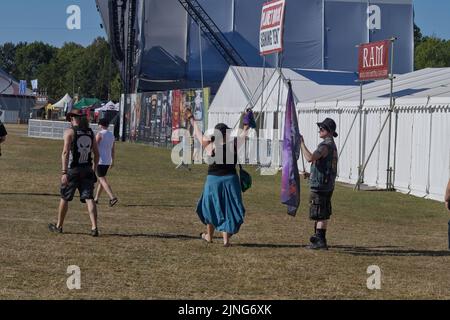 Catton Park, Großbritannien. 11. August 2022. Erste Menschenmengen beim Bloodstock Open Air Festival durch die Tore. Kredit: Will Tudor/Alamy Live Nachrichten Stockfoto