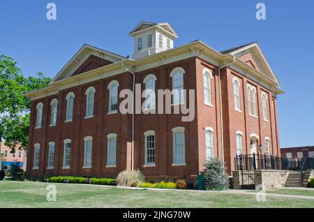 Die Exponate des Cherokee National History Museum befinden sich im ursprünglichen Kapitolgebäude des Cherokee-Stammes in Tahlequah, Oklahoma. Stockfoto
