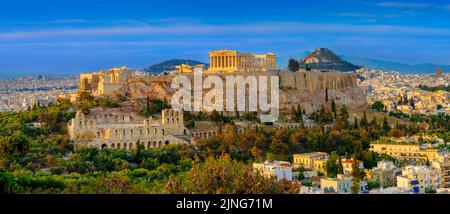 Blick auf die Ruinen des Parthenon-Tempels und die Akropolis der Stadt, UNESCO-Weltkulturerbe, Athen, Griechenland, Europa Stockfoto