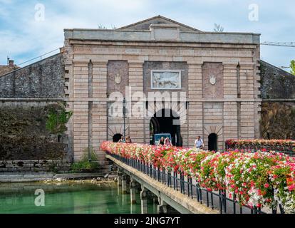 Der Eingang der Porta Verona von der Festung Peschiera del Garda. Provinz Verona, Venetien, Italien, Europa. Charmante befestigte Zitadelle Stockfoto