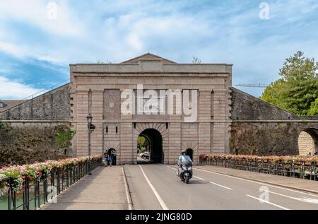 Der Eingang der Porta Verona von der Festung Peschiera del Garda. Provinz Verona, Venetien, Italien, Europa. Charmante befestigte Zitadelle Stockfoto