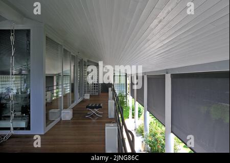 Bio-nachhaltige Architektur, freistehendes Haus. Stockfoto