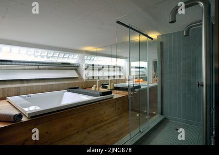 Bio-nachhaltige Architektur, freistehendes Haus. Stockfoto