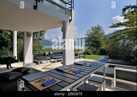 Bio-nachhaltige Architektur, freistehendes Haus. Stockfoto