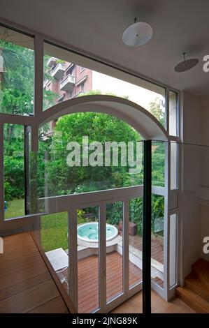 Bio-nachhaltige Architektur, freistehendes Haus mit großem Fenster. Stockfoto