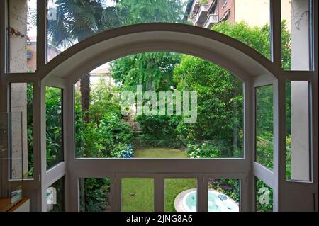 Bio-nachhaltige Architektur, freistehendes Haus mit großem Fenster. Stockfoto