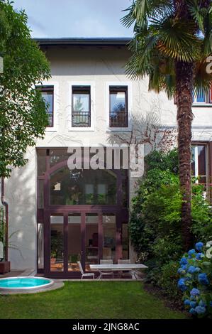 Bio-nachhaltige Architektur, freistehendes Haus mit großem Fenster. Stockfoto