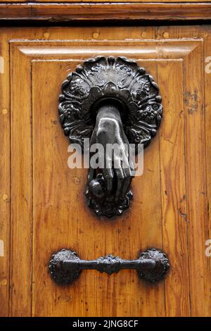 Türklopfer in Damenhand-Form, italienisches Architekturelement Stockfoto