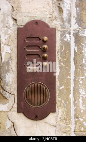 Rostige Tür klingeln auf einem verlassenen Hauseingang Stockfoto