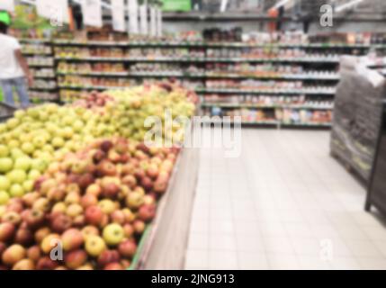 Abstrakt verschwommen Supermarkt Gang mit bunten Regalen Obst als Hintergrund. Stockfoto