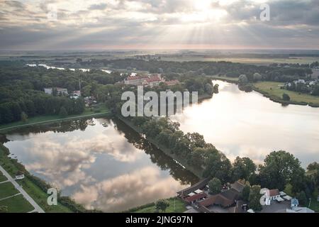 Burg Radziwill in nesvizh Weißrussland Luftdrohnenansicht im Morgenlicht Stockfoto