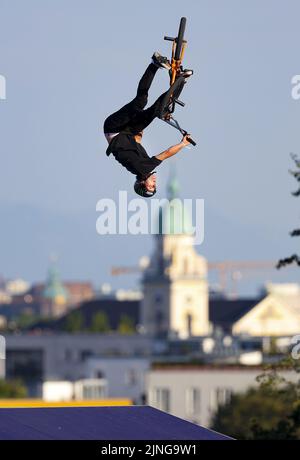 MUCHEN - Tom van den Boogaard in Aktion während der BMX Freestyle Sektion am ersten Tag der Multi-European Championship. Die deutsche Stadt München wird 2022 eine kombinierte Europameisterschaft verschiedener Sportarten veranstalten. ANP IRIS VAN DEN BROEK Stockfoto