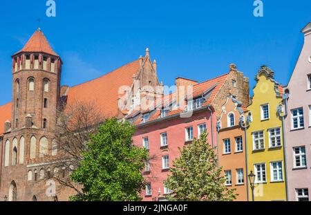Turm der Mikolaja-Kirche und bunte Häuser in Danzig, Polen Stockfoto
