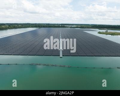 Saubere, nachhaltige Energieerzeugung mit Solarzellen auf einem großen Teich in den Niederlanden, Druten. Innovationsprojekt zur Energiewende – erneuerbare Energien Stockfoto