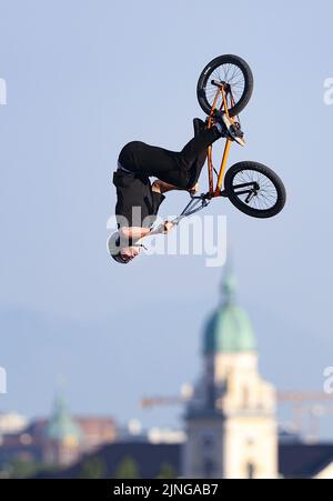 MUCHEN - Tom van den Boogaard in Aktion während der BMX Freestyle Sektion am ersten Tag der Multi-European Championship. Die deutsche Stadt München wird 2022 eine kombinierte Europameisterschaft verschiedener Sportarten veranstalten. ANP IRIS VAN DEN BROEK Stockfoto