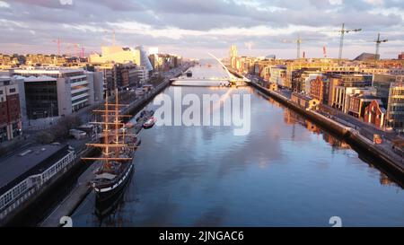 Eine Luftaufnahme der fabelhaften Samuel Beckett Bridge mit modernen Gebäuden in Dublin, Irland Stockfoto