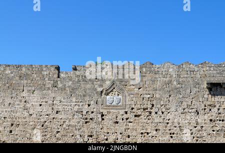 Alte Stadtmauern, in der Nähe des Hafens. Rhodos-Stadt. Frühjahr 2022. Mai. Stockfoto