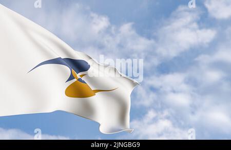 Organisationsflagge Eurasische Wirtschaftsunion auf dem Hintergrund von Wolken, Stoffflagge Eurasische Wirtschaftsunion, blauer Himmel mit EU-Flagge, 3D Arbeit Stockfoto