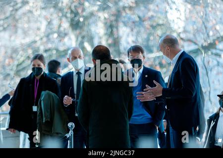 Grenoble, Frankreich. 10.. Februar 2022. Der deutsche Gesundheitsminister Karl Lauterbach (SPD) und seine Delegation treffen am 10. Februar 2022 in Grenoble, Frankreich, am Veranstaltungsort des gemeinsamen Treffens der EU-Gesundheitsminister EPSCO ein. Copyright: Leon Kuegeler/photothek.de Credit: dpa/Alamy Live News Stockfoto