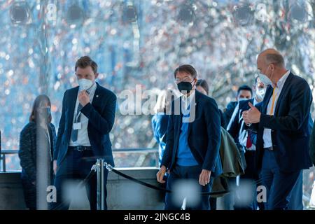 Grenoble, Frankreich. 10.. Februar 2022. Der deutsche Gesundheitsminister Karl Lauterbach (SPD) und seine Delegation treffen am 10. Februar 2022 in Grenoble, Frankreich, am Veranstaltungsort des gemeinsamen Treffens der EU-Gesundheitsminister EPSCO ein. Copyright: Leon Kuegeler/photothek.de Credit: dpa/Alamy Live News Stockfoto
