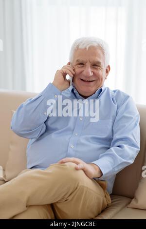 Porträt eines lächelnden, gealterten Geschäftsmannes, der auf dem Smartphone anruft Stockfoto