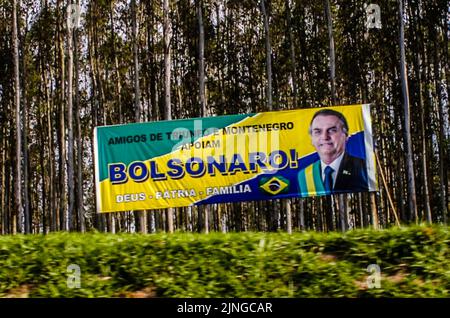 Triunfo, Brasilien. 03. August 2022. Plakatwand zur Unterstützung von Präsident Jair Bolsonaro (PL) in Triunfo, RS, am BR386, Bundesstaat Rio Grande do Sul. Kredit: Omar de Oliveira/FotoArena/Alamy Live Nachrichten Stockfoto