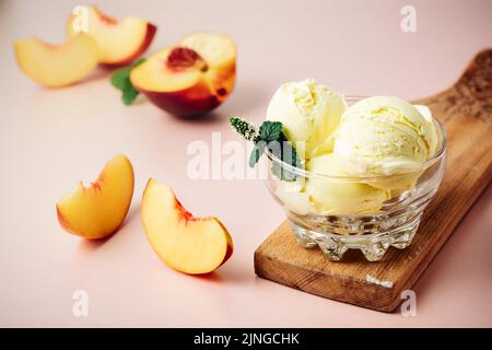 Kugel Pfirsicheis in einem Glas. Stockfoto