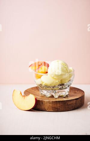 Kugel Pfirsicheis in einem Glas. Stockfoto