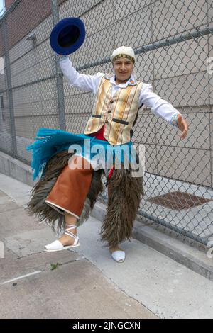 Posierte Porträt eines Mitglieds von Jatary Muzhucuna, einer ecuadorianischen amerikanischen Musik- und Tanzgruppe. Bei der ecuadorianischen Parade NYC 2022 in Queens, New York. Stockfoto