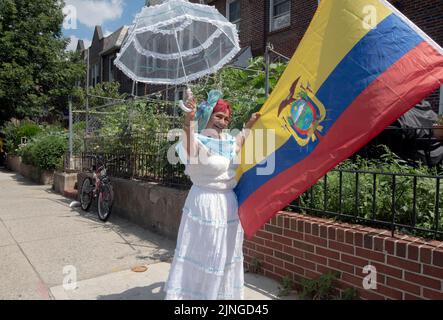 Posierte Porträt einer attraktiven rothaarigen ecuadorianischen Amerikanerin in ihrem Jahr 70s bei der ecuadorianischen Parade NYC 2022 in Jackson Heights, Queens, New York Stockfoto