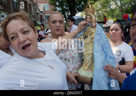 Anhänger der Jungfrau der Wolke und Verehrer der Allerheiligsten Sakramentenkirche bereiten ihren Festwagen für die ecuadorianische Parade NYC 2022 in Queens NYC vor Stockfoto