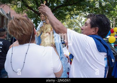 Anhänger der Jungfrau der Wolke und Verehrer der Allerheiligsten Sakramentenkirche bereiten ihren Festwagen für die ecuadorianische Parade NYC 2022 in Queens NYC vor Stockfoto