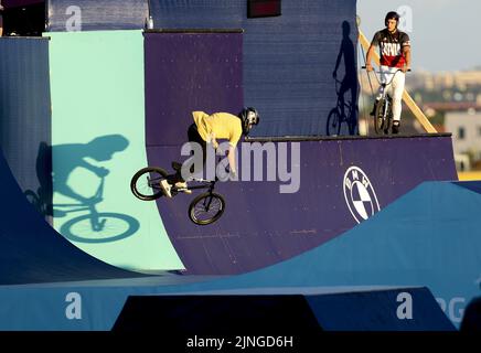 MUCHEN - Levi Weidmann im Einsatz beim BMX Freestyle Event am ersten Tag der Mehreuropameisterschaft. Die deutsche Stadt München wird 2022 eine kombinierte Europameisterschaft verschiedener Sportarten veranstalten. ANP IRIS VAN DEN BROEK Stockfoto