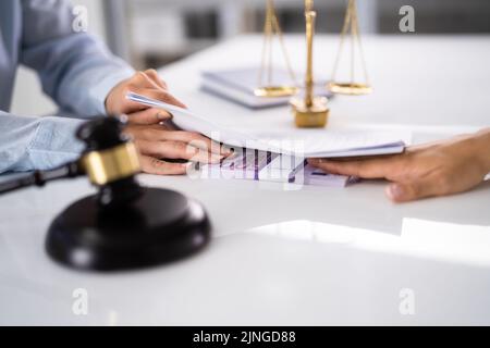 Rechtsstreit Im Gerichtssaal. Geld Für Rechtskorruption Stockfoto