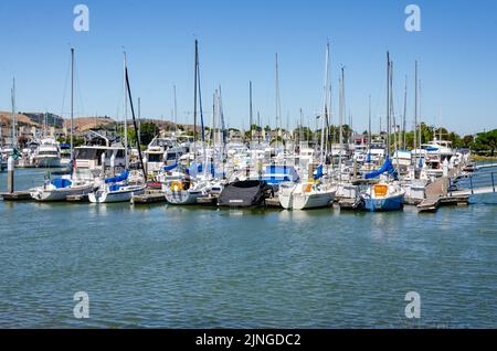 In Benicia Marina in Kalifornien, USA, vertäuten Vergnügungsboote gegen einen Ponton Stockfoto