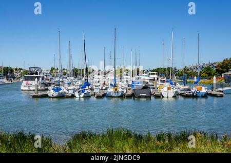 In Benicia Marina in Kalifornien, USA, vertäuten Vergnügungsboote gegen einen Ponton Stockfoto