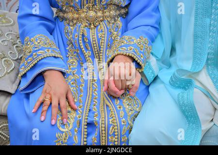 Marokkanische Braut und Bräutigam in traditioneller marokkanischer Kleidung Stockfoto